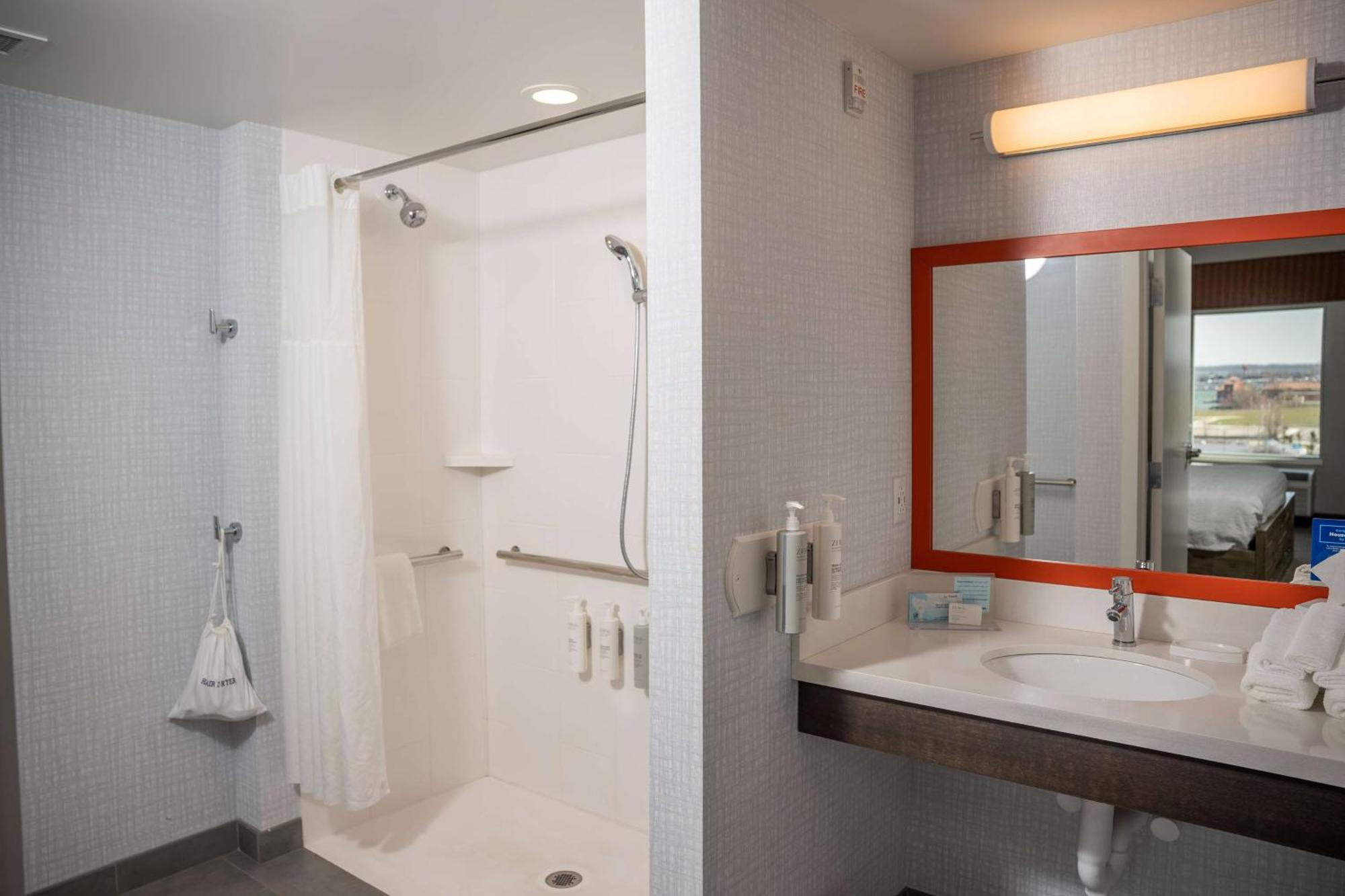 Hampton Inn & Suites Erie Bayfront Ngoại thất bức ảnh