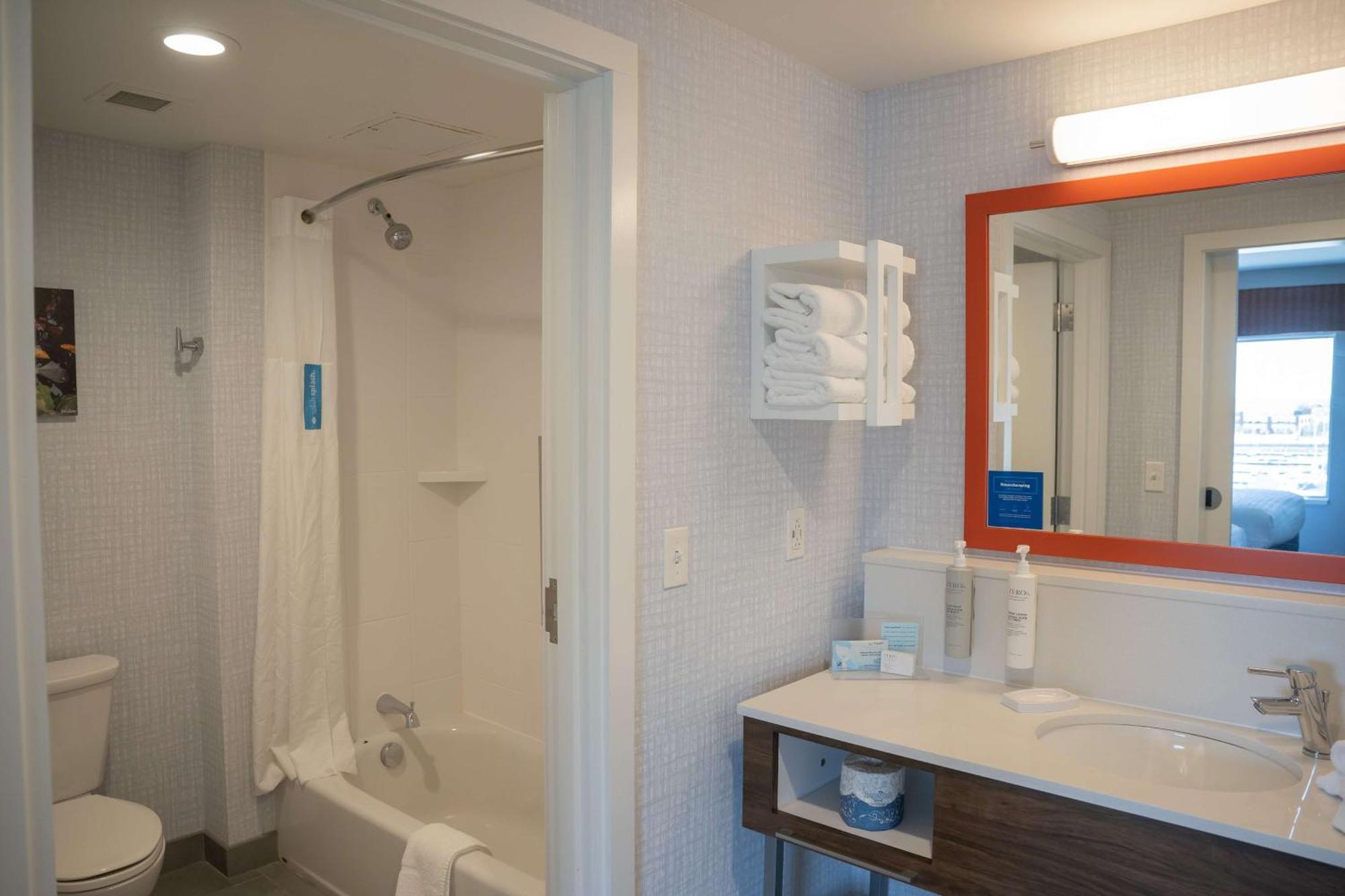 Hampton Inn & Suites Erie Bayfront Ngoại thất bức ảnh
