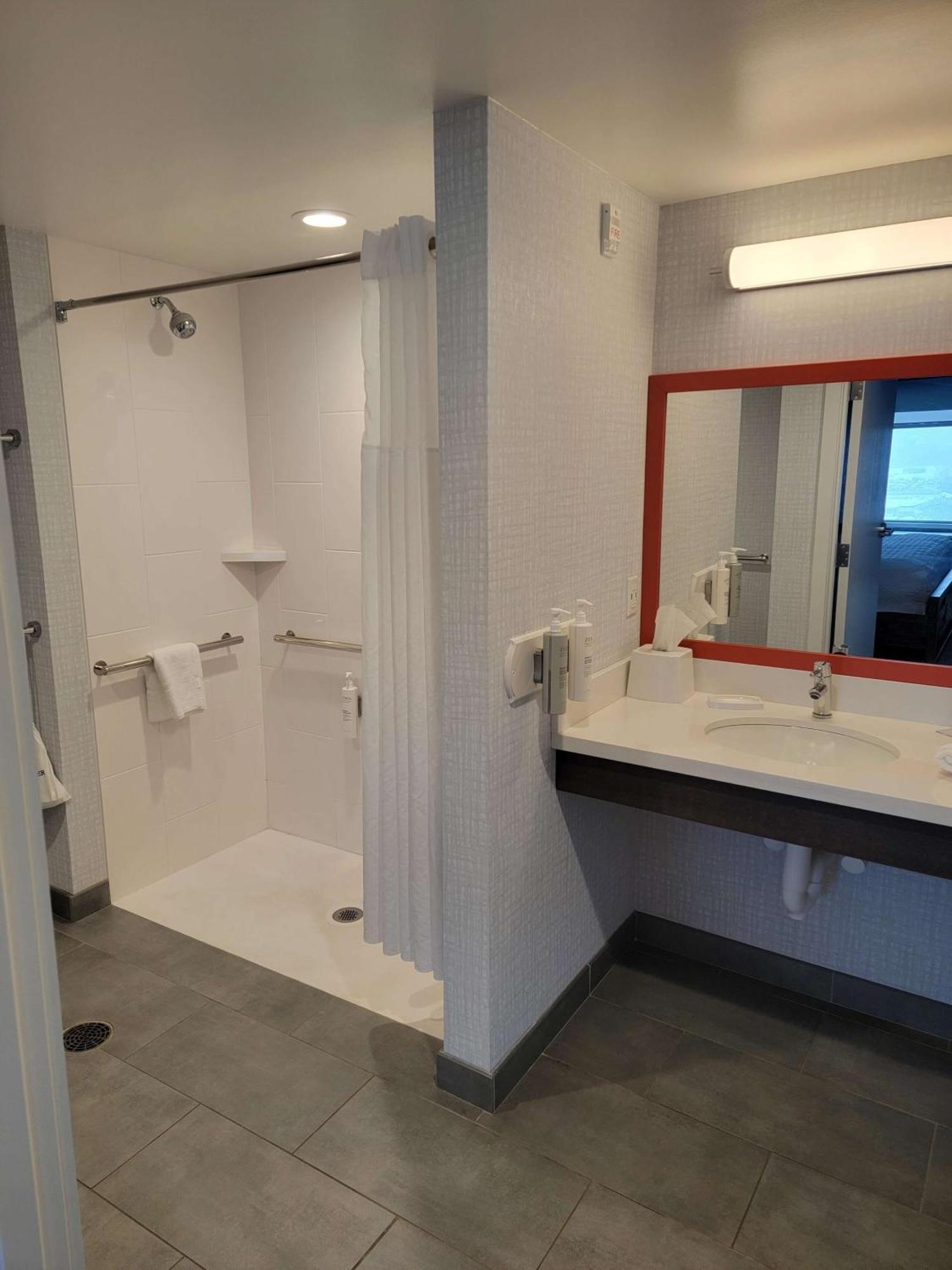 Hampton Inn & Suites Erie Bayfront Ngoại thất bức ảnh