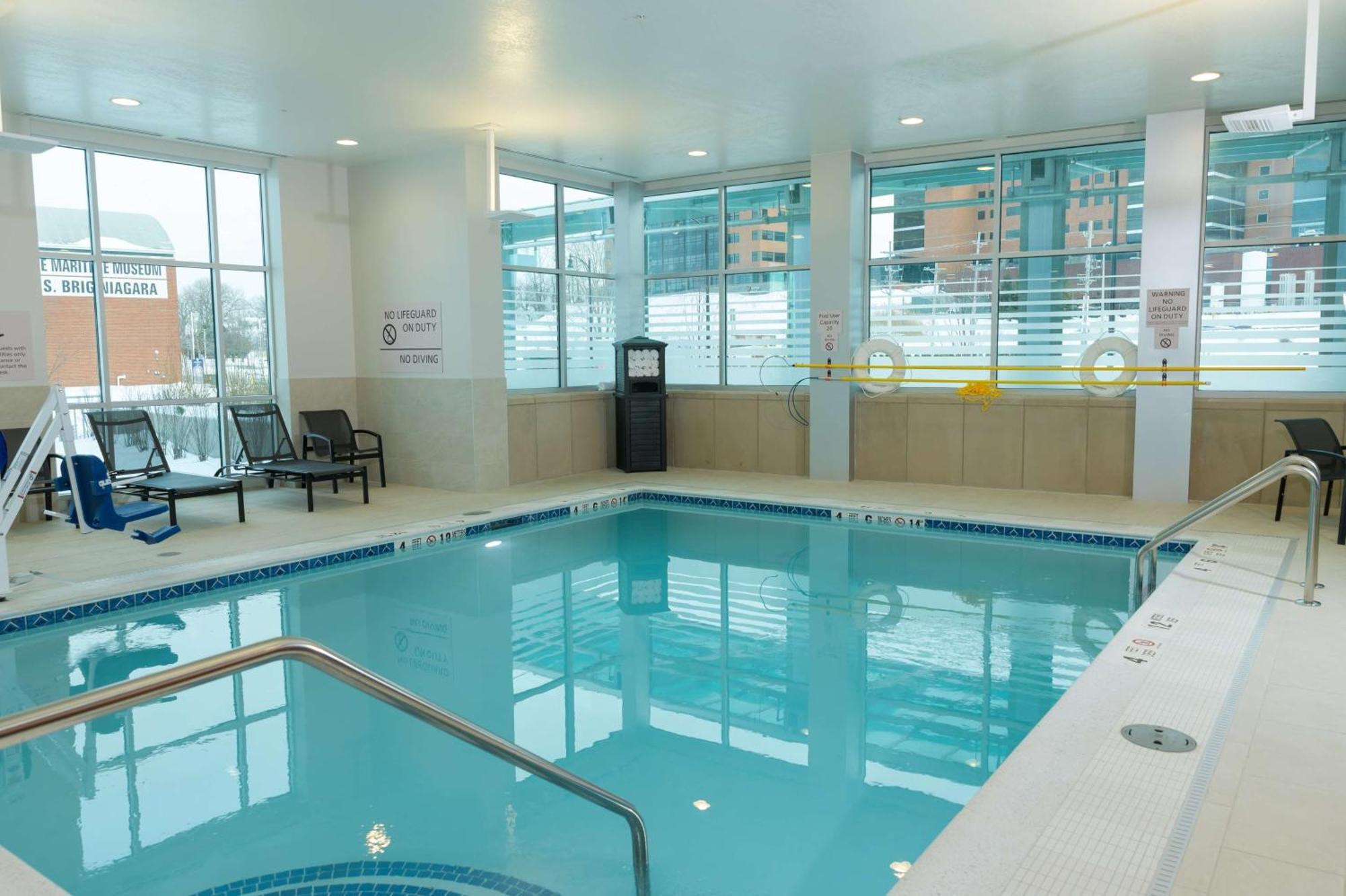 Hampton Inn & Suites Erie Bayfront Ngoại thất bức ảnh